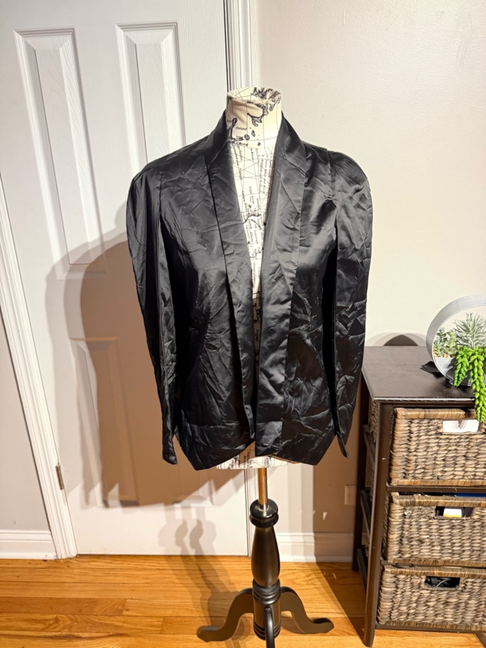 NWOT HAODUOYI Cape Satin Blazer jacket
Black Sz S minimalist elegant vintage